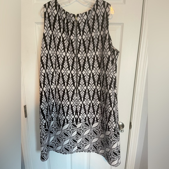 Taylor sleeveless sheath, size 22w - Picture 2 of 5